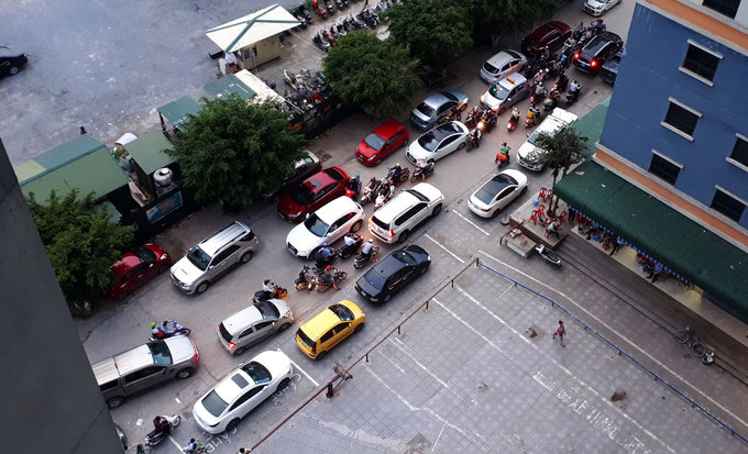 Không có chỗ gửi xe, dân chung cư ở Hà Nội để ôtô ở bãi rác